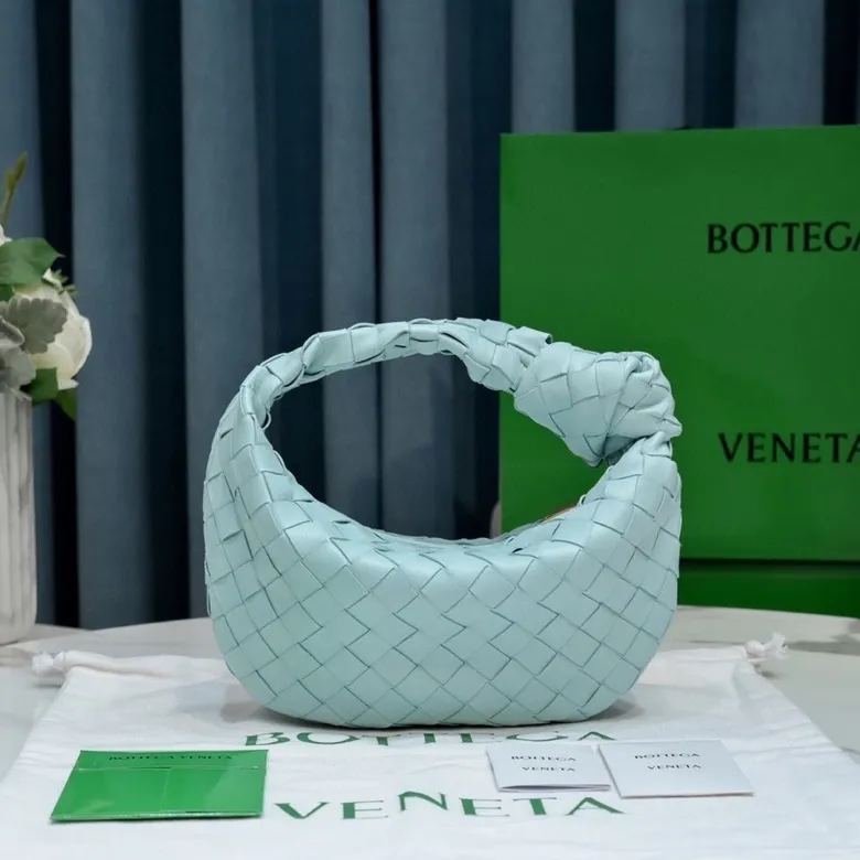 Batch 1120BV Bottega Veneta's new early spring women's MINI JODIE handbag BV bag 🔥The new method is based on the original rounded corners, knotted with classic woven leather round hobo bag, The most iconic triangular pull-out design, using sheepskin draped soft shape, is super suitable for concave shapes~ Jodie feels really gentle to people, and is definitely the best item for daily matching. It has the same weave, new elements and twists, is compact and versatile, and is the new favorite of street style Internet celebrities! Dimensions: 23x28x8 Model: 6699-1